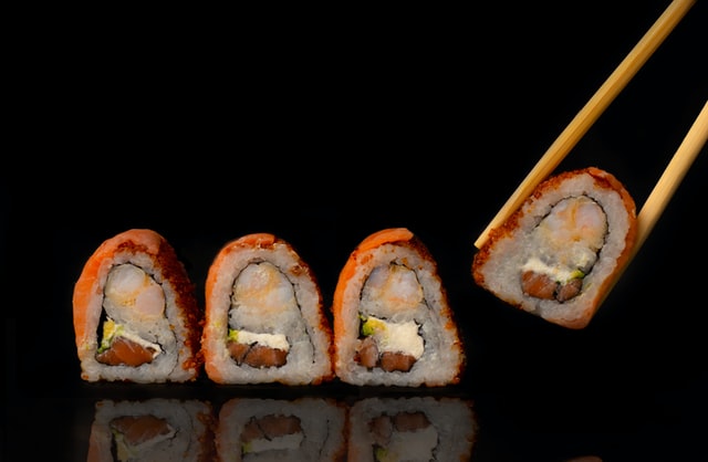 sushis sur fond noir