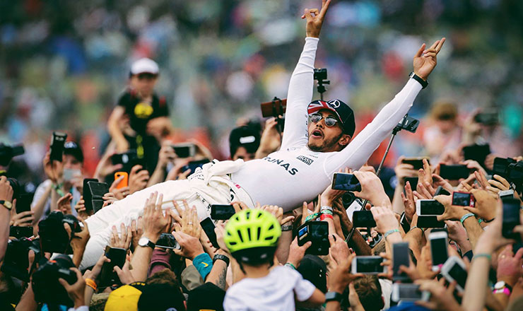 Lewis Hamilton portée par la foule Grand Prix Silverstone